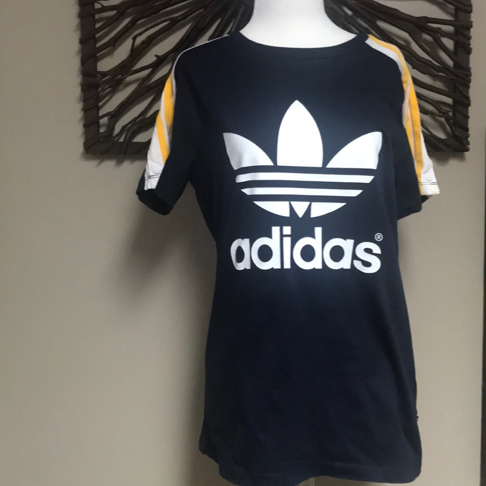 Adidas T-Shirt.